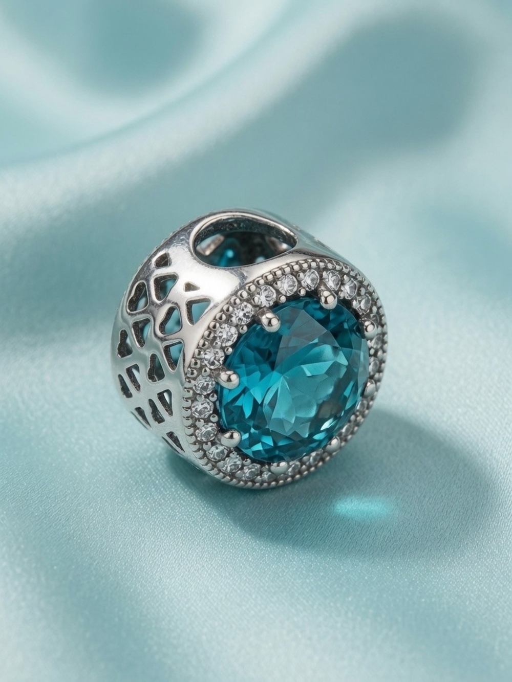 Silver Charm Pendant with Teal Crystal. Thaïlande.